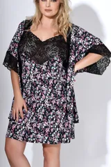 Bata corta estampada con flores, con detalles de encaje negro en el escote y las mangas.