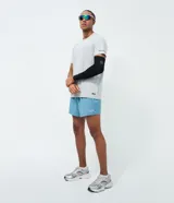 Remera deportiva de hombre en color rojo oscuro, con mangas cortas, cuello redondo y detalle de líneas negras en la manga. Confeccionada en poliéster con tecnología dry fit.