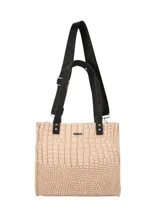 Cartera estilo tote de cuerina color beige con textura símil cocodrilo, asas de mano fijas y correa larga ajustable de cinta negra con inscripciones. Cuenta con bolsillo interno.