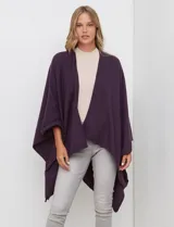 Ruana de tejido soft, color marrón óxido, de corte amplio y sin cierres, con cuello redondo.