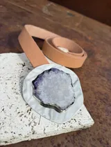 Cinturón de cuero color suela con hebilla de alpaca con piedra amatista.