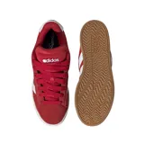 Championes Adidas Grand Court Alpha, color rojo con las tres tiras laterales en blanco y suela blanca con base marrón. Confeccionados en cuero sintético con forro interior suave y mediasuela Cloudfoam para mayor amortiguación.