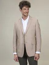 Blazer color camel, de corte clásico, con solapas de muesca, cierre de dos botones, bolsillo en el pecho y bolsillos delanteros con solapa.