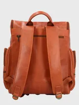 Mochila de cuero natural color caramelo con múltiples compartimentos con cierre. Cuenta con un compartimento principal, dos bolsillos frontales, bolsillos laterales y un bolsillo trasero, todos con cierre de cremallera. Incluye correas ajustables y acolchadas, y un bolsillo interior acolchado para laptop.