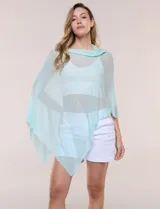 Poncho liviano de punto fino calado, color celeste, con diseño asimétrico de corte capa holgado, escote bote y ruedo en punta diagonal.