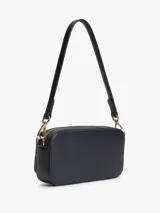 Cartera bandolera Tommy Hilfiger de color azul marino, con acabado granulado, cierre de cremallera superior, compartimento principal y bolsillo exterior con cremallera. Incluye correa extraíble para el hombro, detalles distintivos con franjas verticales y la insignia del monograma TH en metal dorado en la parte delantera.