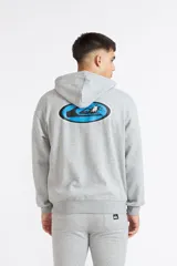 Canguro Quiksilver modelo Fractured Wave de color gris melange, con capucha ajustable mediante cordón, bolsillo tipo canguro frontal y pequeño estampado azul en el pecho.