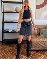 Bota estilo tejana de caña alta, confeccionada en gamuza, con taco cuadrado y diseño de costuras decorativas.