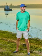 Remera gris de algodón con cuello redondo y manga corta.