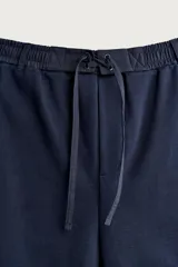 Bermuda relaxed fit de algodón azul marino, con cintura elástica combinada y cordón de ajuste ajustable, bolsillos laterales.