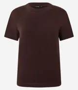 Blusa de ribana color marrón, con cuello redondo ajustado y mangas cortas.