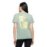 Remera de algodón color verde, con cuello redondo, mangas cortas y logo de la marca Merrell estampado en el pecho.