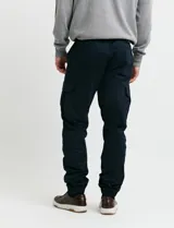 Pantalon cargo de corte ajustado en color verde grisáceo, con bolsillos laterales con solapa y puños elásticos en los tobillos.