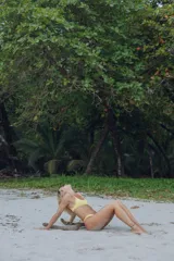 Colaless de lycra texturizada color amarillo.