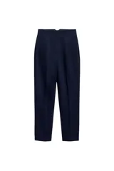 Pantalón blanco de vestir, de tiro alto y corte recto. Presenta bolsillos delanteros de vivo y cierre frontal con cremallera, botón interior y gancho metálico.