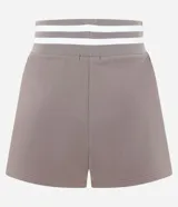 Bermuda deportiva de algodón color marrón topo, con cintura elástica ancha en contraste con rayas blancas y detalle de lettering bordado en el ruedo.