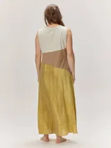Vestido largo sin mangas de corte recto, con diseño en bloques de color horizontal que combina gris claro en la parte superior, una franja marrón en el centro y una falda mostaza con efecto desgastado.