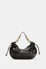 Bolso de hombro en color marrón oscuro con efecto craquelado. Presenta detalles fruncidos en los laterales con tiradores ajustables y un asa corta que combina una parte de material sintético con eslabones de cadena metálica dorada. Cuenta con un bolsillo interior y cierre mediante cremallera.
