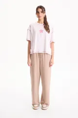 Pantalón deportivo estilo wide leg sin friza, con cintura elastizada y cordón ajustable.