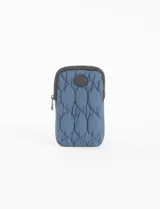 Porta celular azul con diseño acolchado, cierre superior y correa regulable.