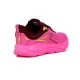 Championes deportivos Diadora modelo Altix, color rosado vibrante con detalles en bordó y amarillo neón. Presentan una estructura de malla transpirable y una suela robusta de EVA y TPR para mayor amortiguación.