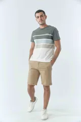 Bermuda tipo chino de gabardina, con diseño de cinco bolsillos, cierre de cremallera y botón, y detalle de botamanga.