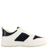 Championes urbanos N+ modelo Foge, color negro con suela de plataforma blanca. Presentan diseño con recortes, cierre mediante cordones y tirador en el talón.