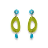 Par de aros colgantes con pasador de acero quirúrgico. Presentan un círculo celeste con un strass, un óvalo calado amarillo y una gota celeste.