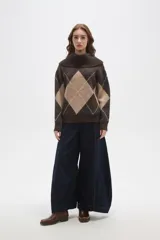 Sweater de tejido de punto con diseño de rombos en tonos marrón y beige, presenta un cuello estilo buche amplio y mangas largas.
