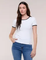 Remera básica de modal acanalado de la marca Elie Tahari, color blanco con ribetes en contraste negro en el cuello y las mangas cortas, de corte ajustado.
