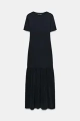Vestido largo negro de punto con cuello redondo, manga corta y bajo con tejido combinado semitransparente.