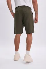 Bermuda casual verde de corte clásico con mezcla de lino, con bolsillos laterales y traseros.