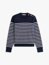 Sweater de punto fino en algodón, con diseño de rayas horizontales en azul marino y blanco. Presenta cuello redondo, mangas largas con puños acanalados y detalle de botones dorados en uno de los hombros.