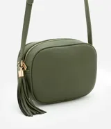 Cartera bandolera de poliuretano color verde militar, de formato rectangular redondeado, con cierre superior de cremallera y tirador en forma de borla con detalles metálicos dorados. Cuenta con correa larga ajustable.
