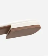Sandalia plana Beira Rio de diseño minimalista, confeccionada en material sintético color marrón, con tira ancha sobre el empeine y taco bajo cuadrado.