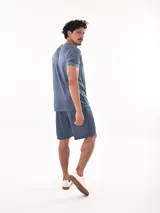 Remera deportiva de manga corta, color gris claro con sutil textura de rayas horizontales. Presenta cuello redondo y costuras reforzadas en los hombros.