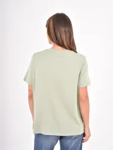Remera de cuello redondo y manga corta, con corte holgado y diseño básico.