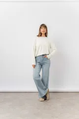 Jean wide leg de tiro alto con calce relajado, costura frontal decorativa y bolsillos funcionales. Confeccionado en denim con interior afelpado para mayor abrigo.