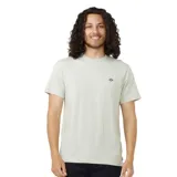 Remera color blanco de manga corta con cuello redondo y logo bordado en el pecho.