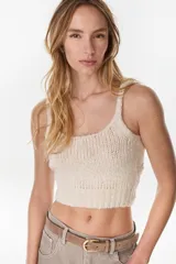 Top tejido de punto color beige, sin mangas, con escote cuadrado y diseño corto al cuerpo.