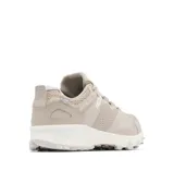 Championes de senderismo Columbia modelo Peakfreak Hera Outdry, color beige. Presentan una construcción de malla con refuerzos sintéticos, sistema de cordones Navic Fit para mayor estabilidad, entresuela TechLite+ para amortiguación y suela Adapt Trax para tracción en diversos terrenos.
