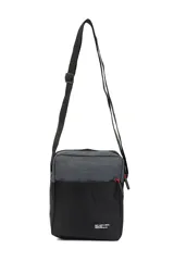 Morral de poliéster en dos tonos, gris melange en la parte superior y negro en la inferior. Cuenta con dos bolsillos, cierre principal y un bolsillo frontal con cierre rojo. Tiene una correa ajustable.