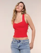 Musculosa Allie Rose de tejido acanalado en tono rojo vibrante, con corte entallado al cuerpo, escote corazón y breteles anchos.