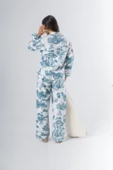 Pijama de algodón estampado, compuesto por una camisa de manga larga con botones y cuello solapa, y un pantalón recto con elástico en la cintura.