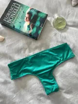 Culotte less tiro alto color verde esmeralda, completamente forrado.