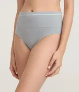 Bombacha alta de microfibra gris con textura acanalada y diseño sin costuras, con cintura ancha y refuerzo de algodón.