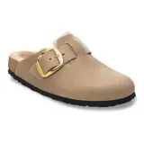 Zuecos Birkenstock modelo Boston Shearling, color tabaco, con empeine de ante, forro interior de piel de borrego sintética, tira ajustable con hebilla metálica grande dorada y suela de corcho y EVA.