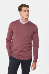 Suéter de tejido fino color azul marino, con cuello en V y manga larga. Presenta un pequeño logo bordado en el pecho.