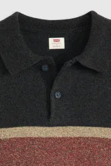 Sweater de punto estilo rugby con cuello polo y cierre frontal de botones. Presenta un diseño de franjas horizontales en tonos azul oscuro, rojo y beige, con puños y ruedo acanalados.