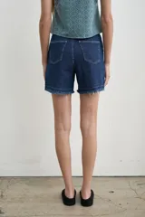 Short de tiro medio color marrón, con corte recto y terminación de ruedo deshilachado.